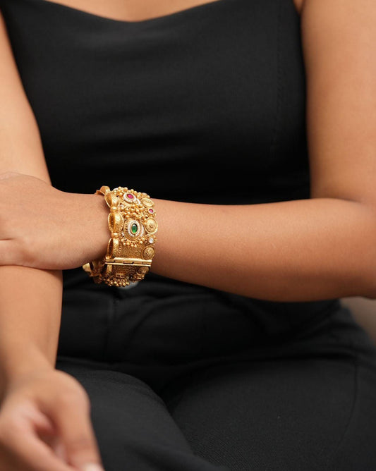 Kunti Thick Gold Kantha Kada | Sone Pe Suhaga