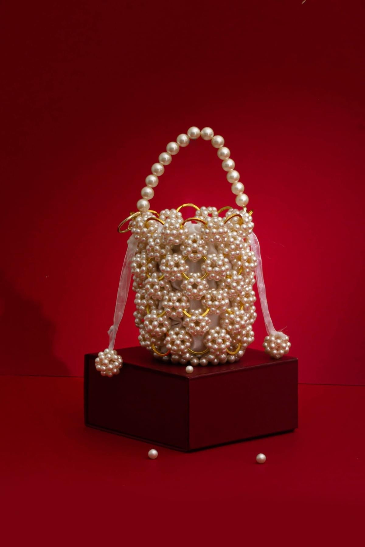 AMYRA - Leila Offwhite Pearl Ring Bucket Bag