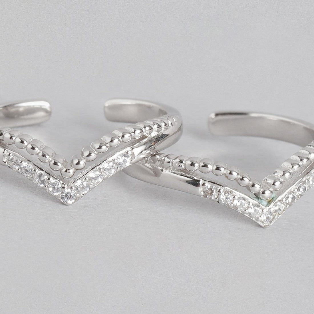 Two V-shaped 925 Sterling Silver toe rings for women with sparkling CZ stones and beaded edges – Zavya