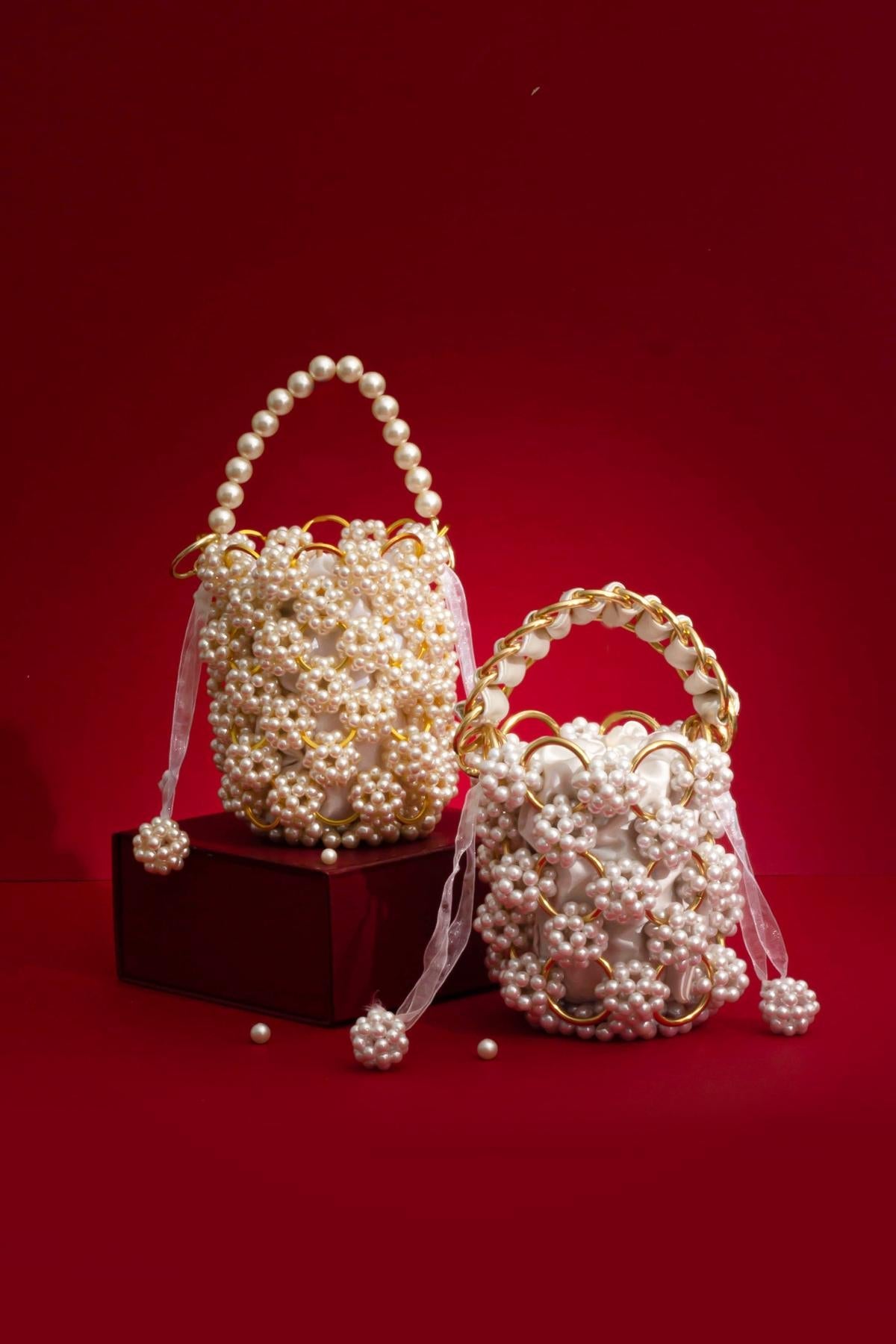 AMYRA - Leila Offwhite Pearl Ring Bucket Bag