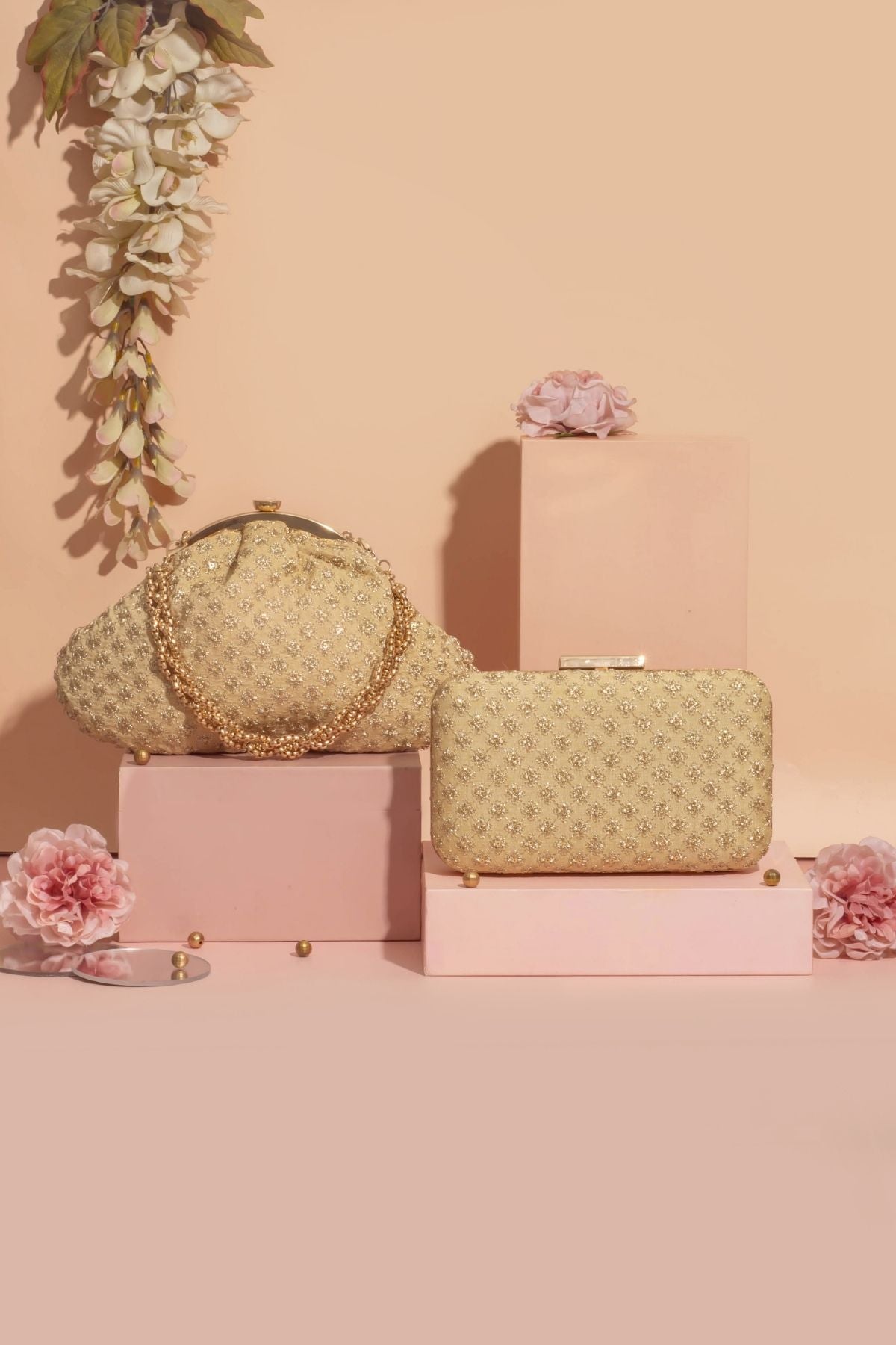 AMYRA - Inaya box clutch- Gold