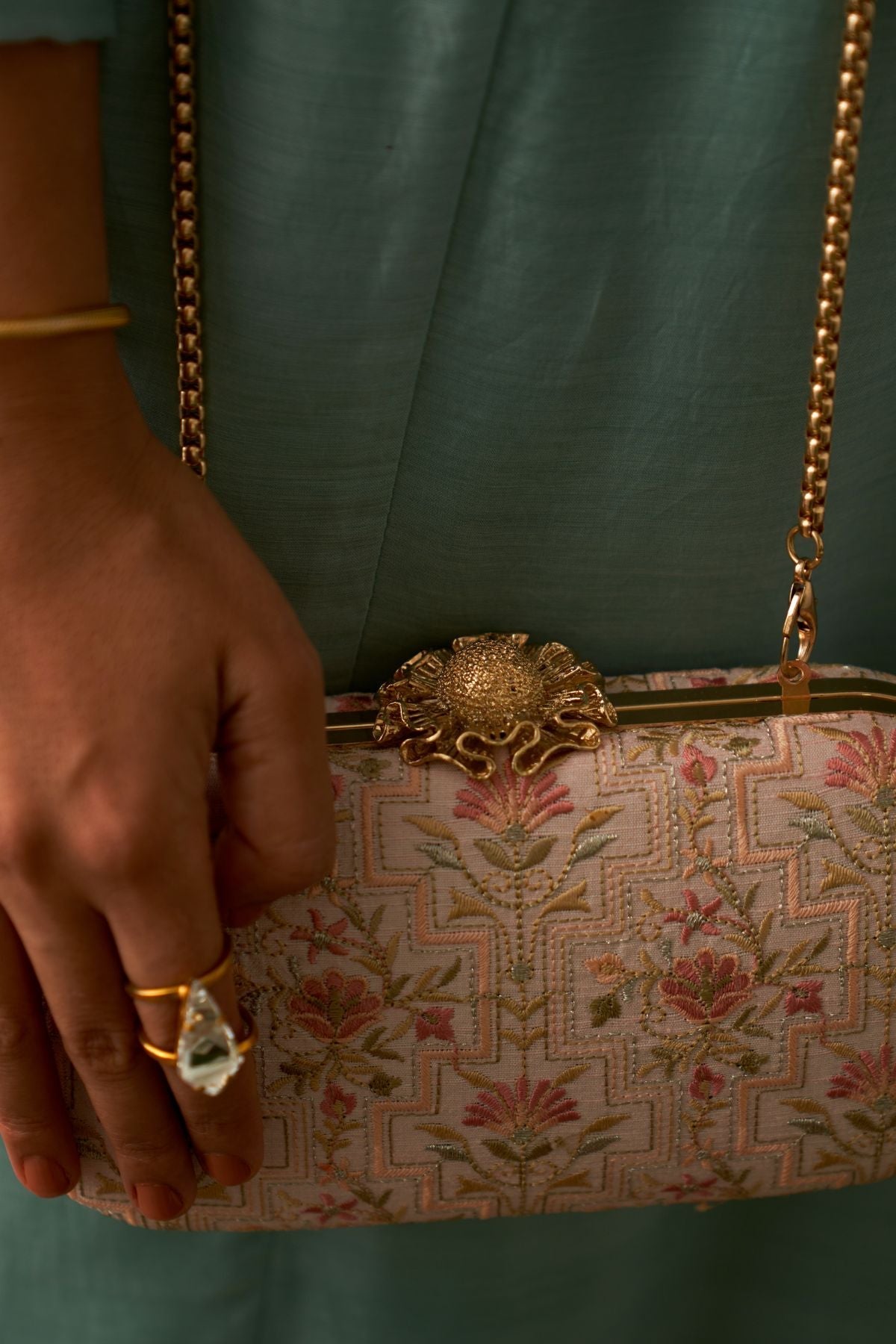 AMYRA - Mogra Capsule Clutch - Baby pink
