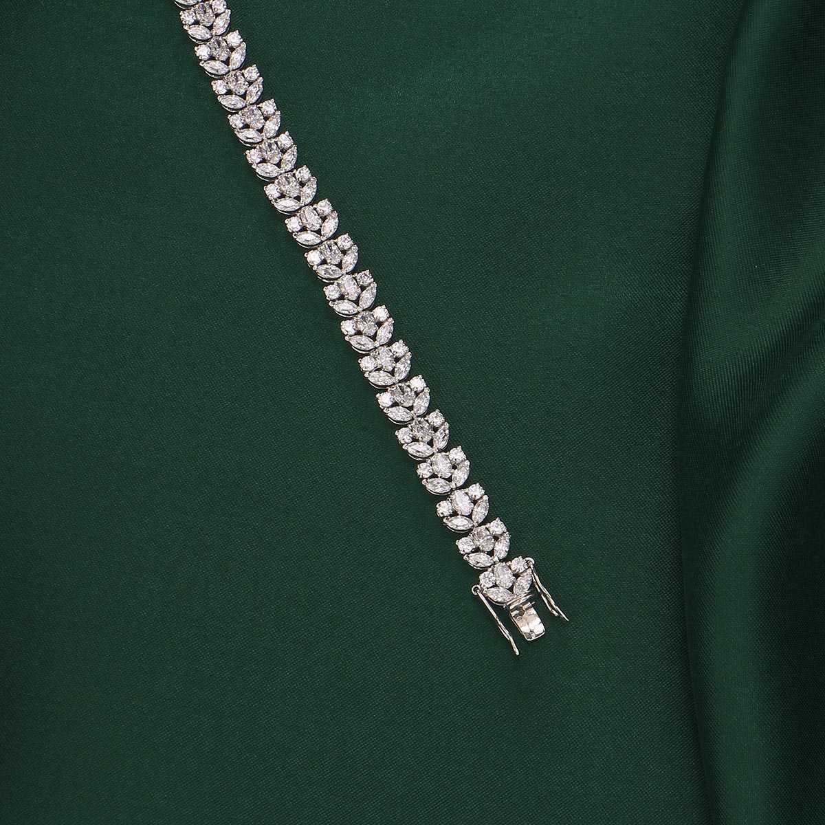 Gleaming Chain Type Bracelet