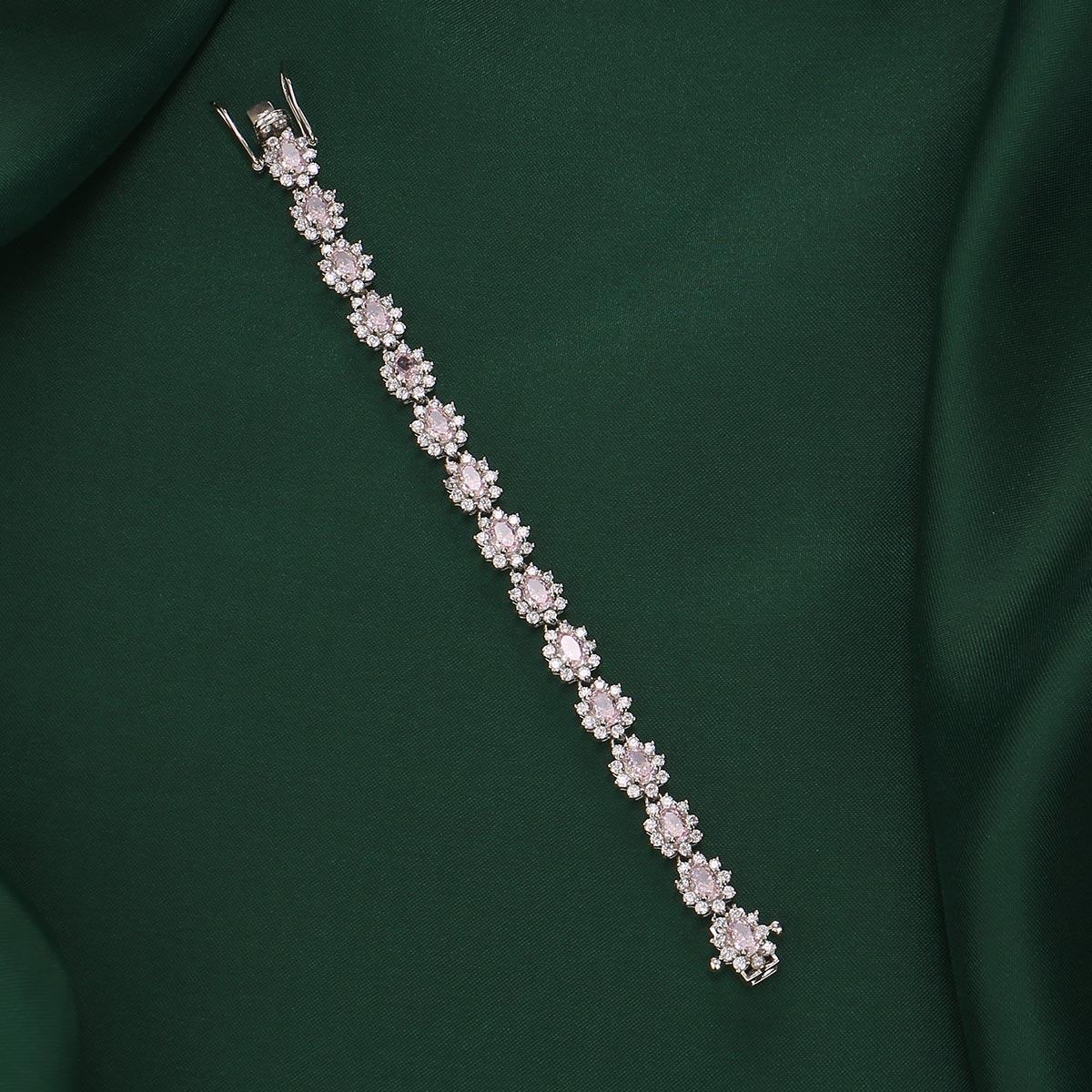 Lihanikha Chain Type Bracelet