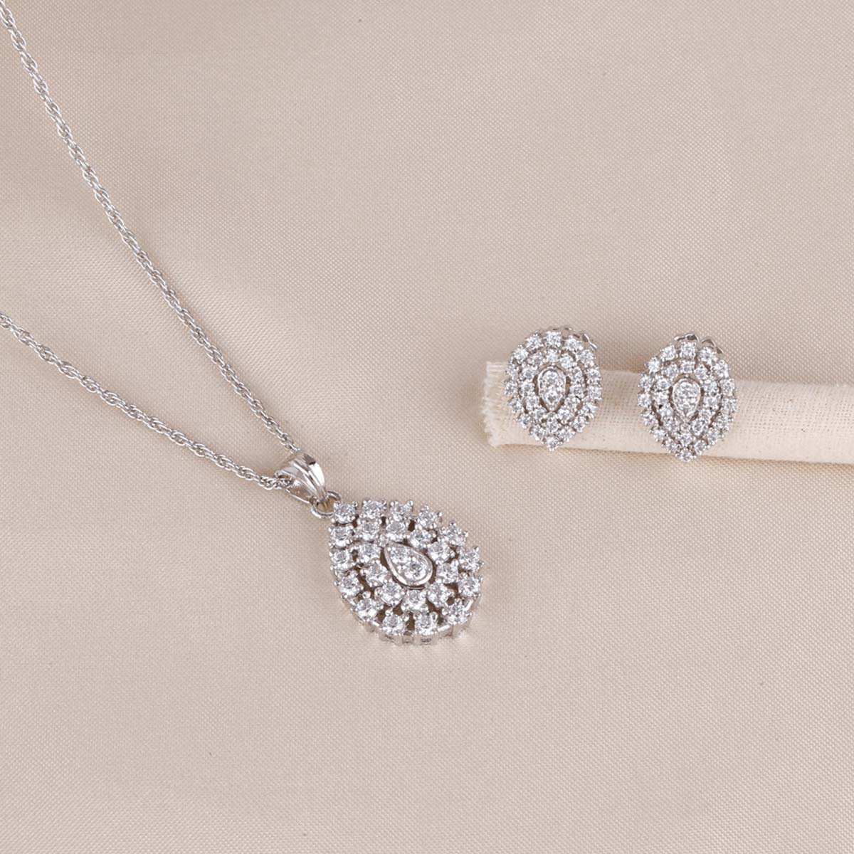 Dishita Pendant Set