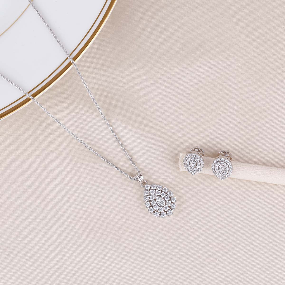 Dishita Pendant Set