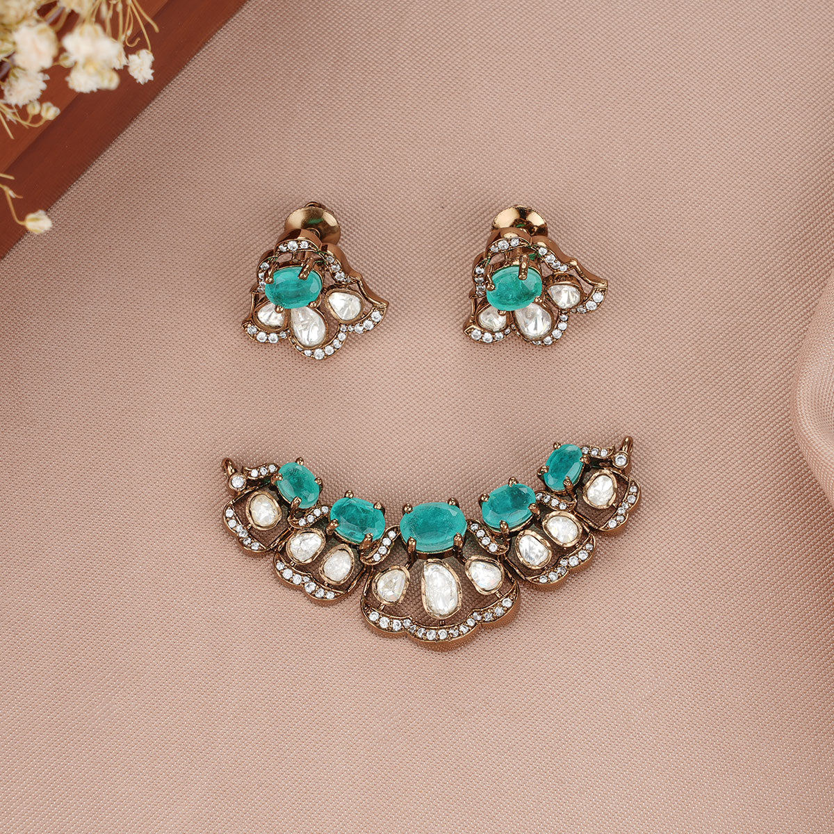 Smithaa Victorian Pendant Set