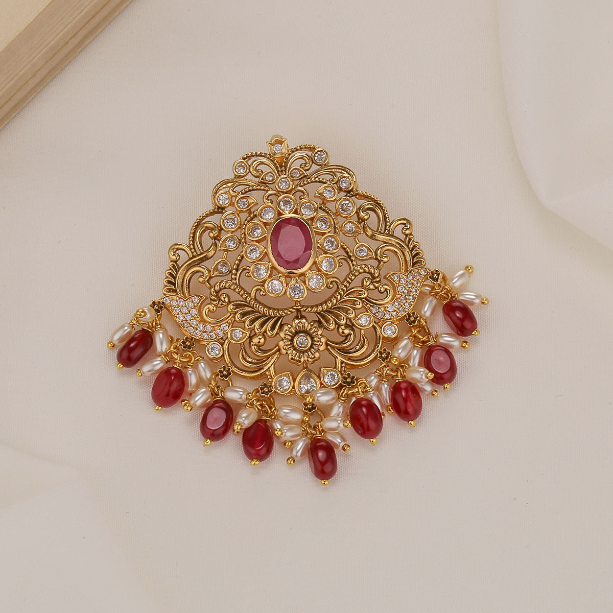Gorgeous Look Stone Pendant