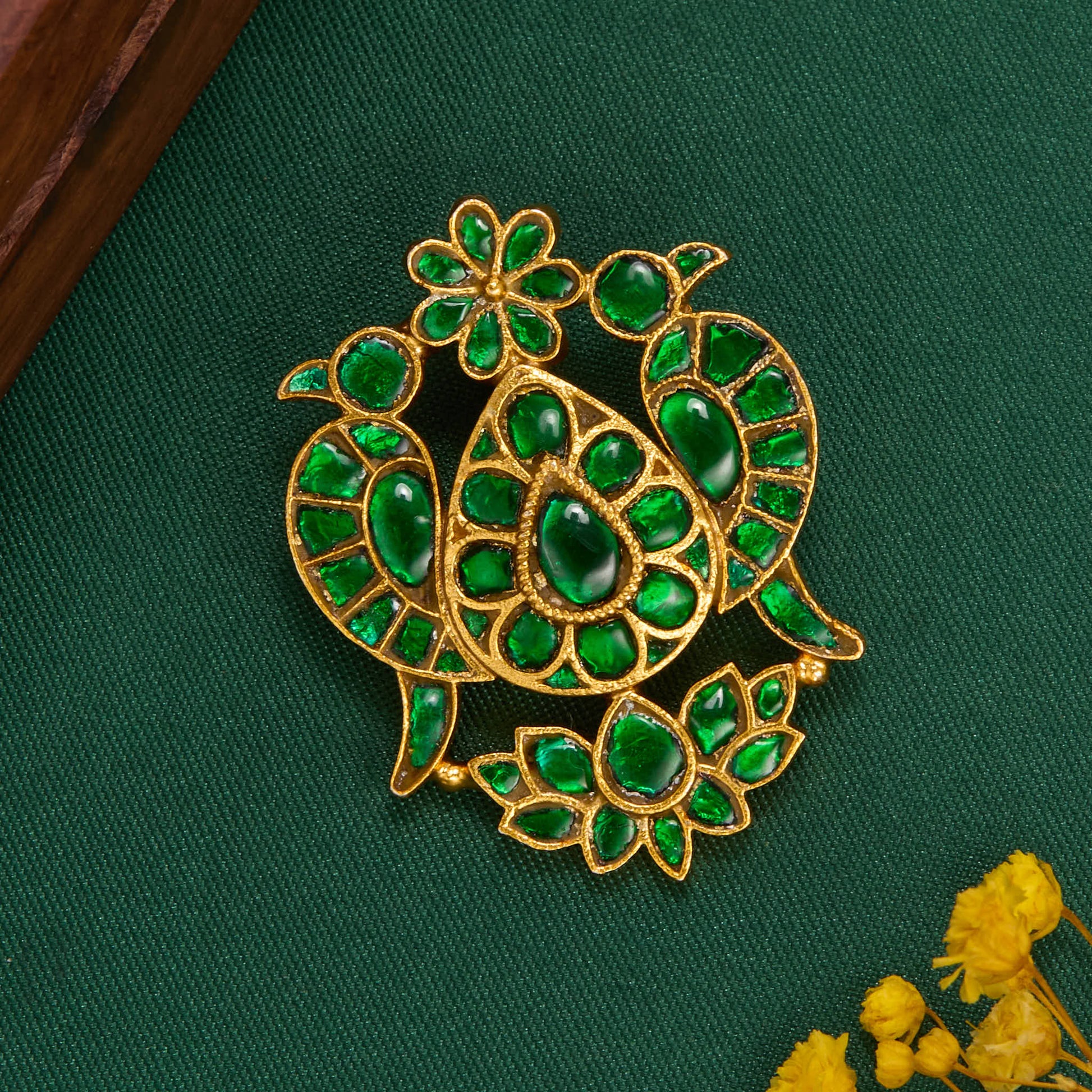 Varavarnini Kundan Pendant
