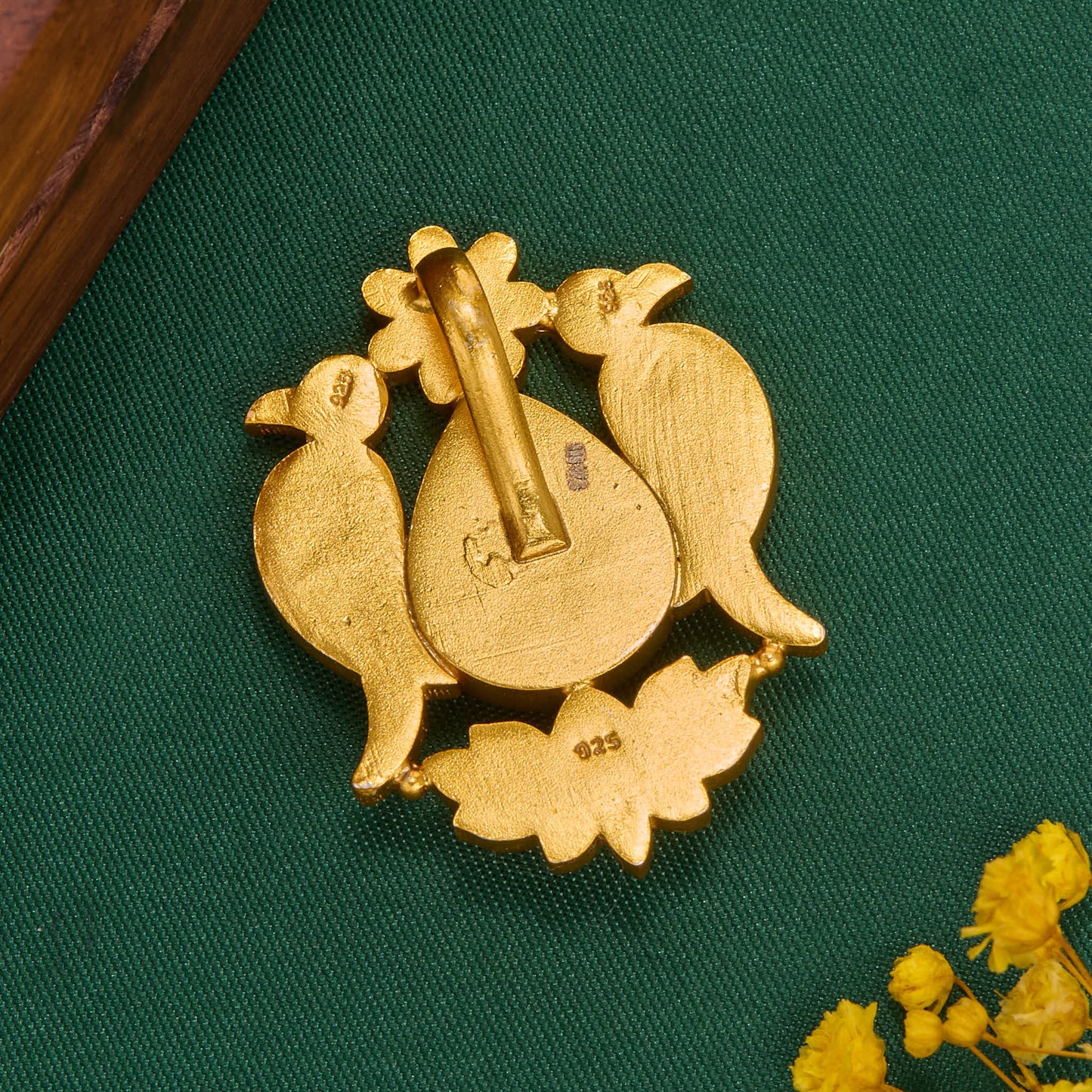 Varavarnini Kundan Pendant