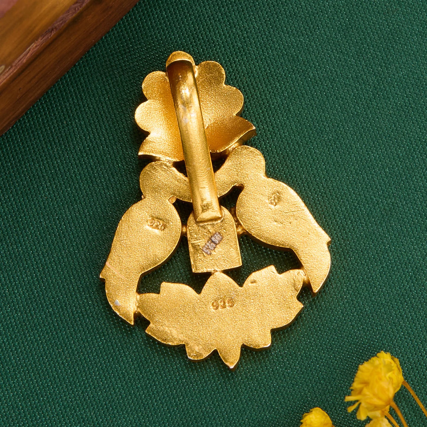 Swadhakara Kundan Pendant