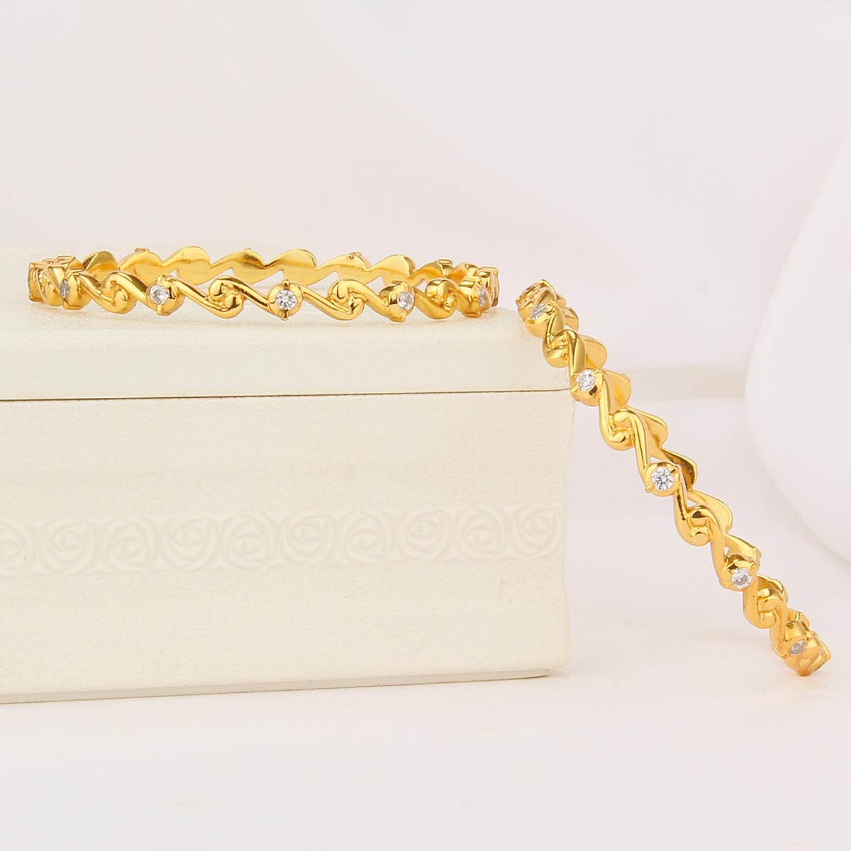 Vanasha Diamond Design Pair Bangle