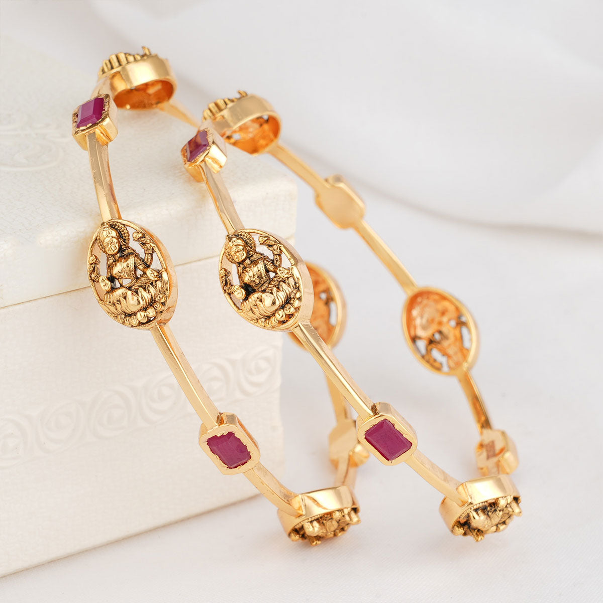 Varshitha Diamond Design Pair Bangle