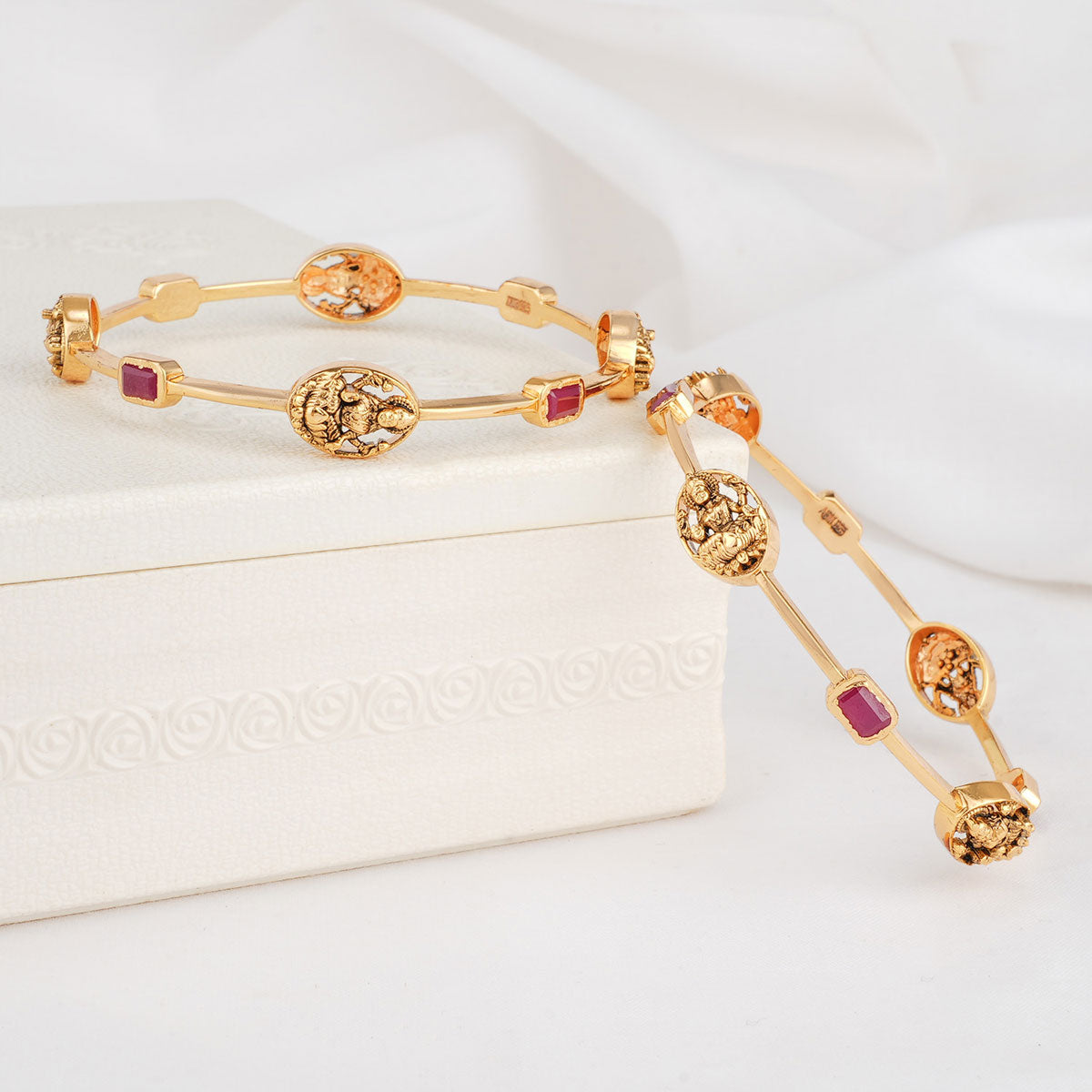Varshitha Diamond Design Pair Bangle