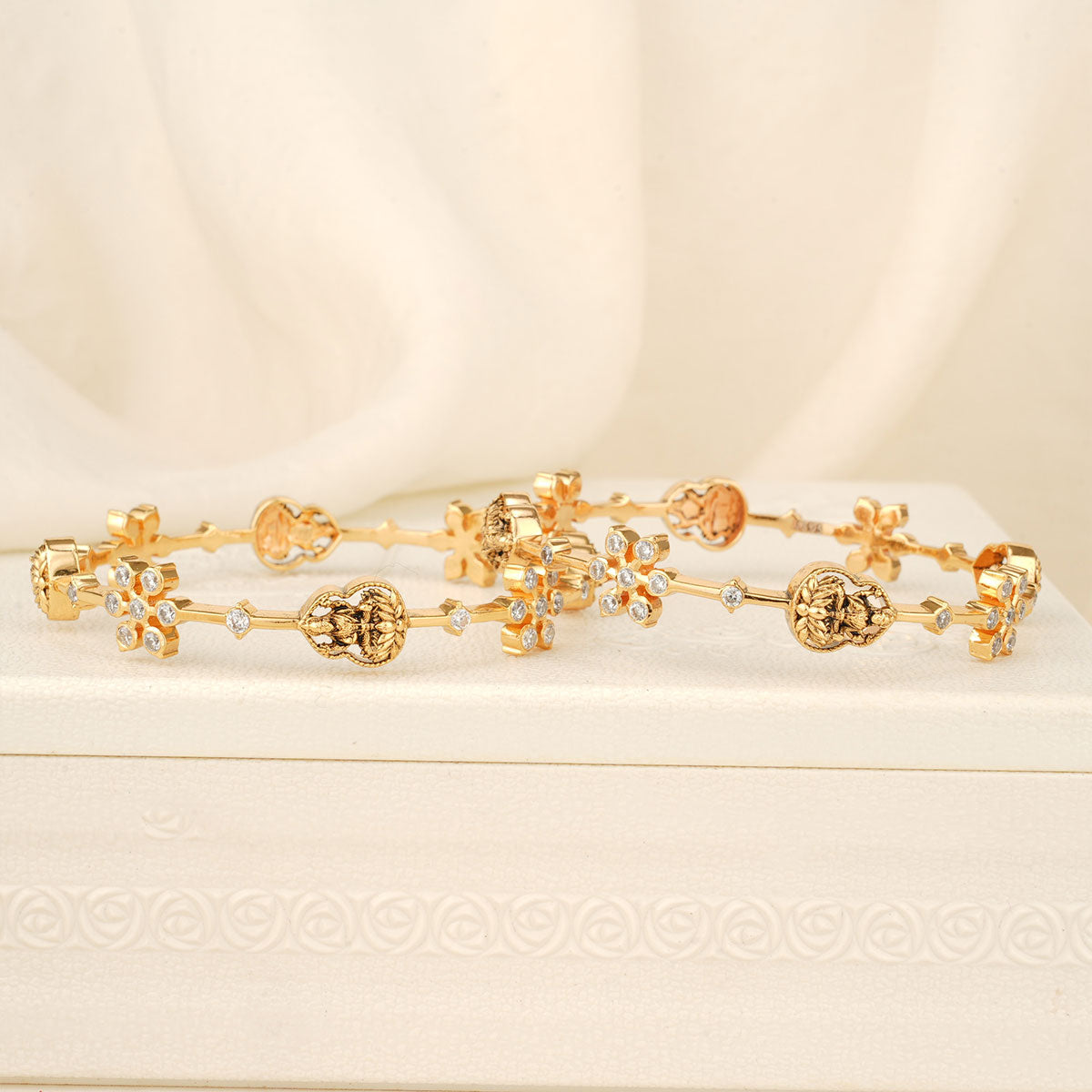 Vividha Diamond Design Pair Bangle