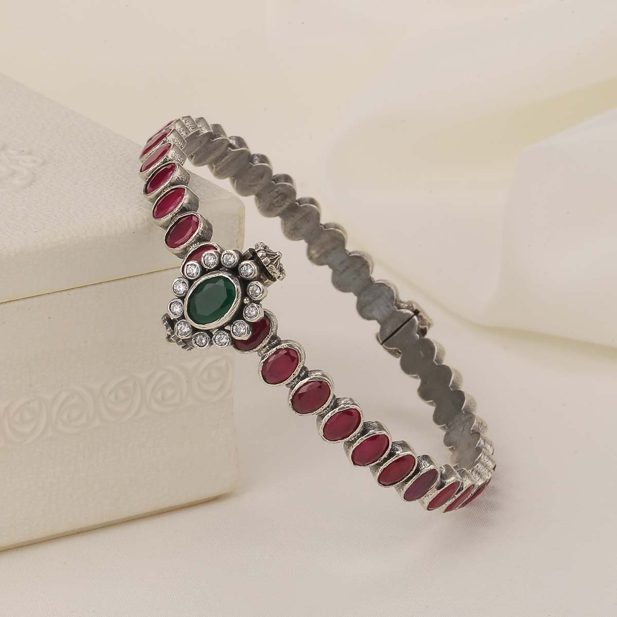Nilanikha Single Bangle
