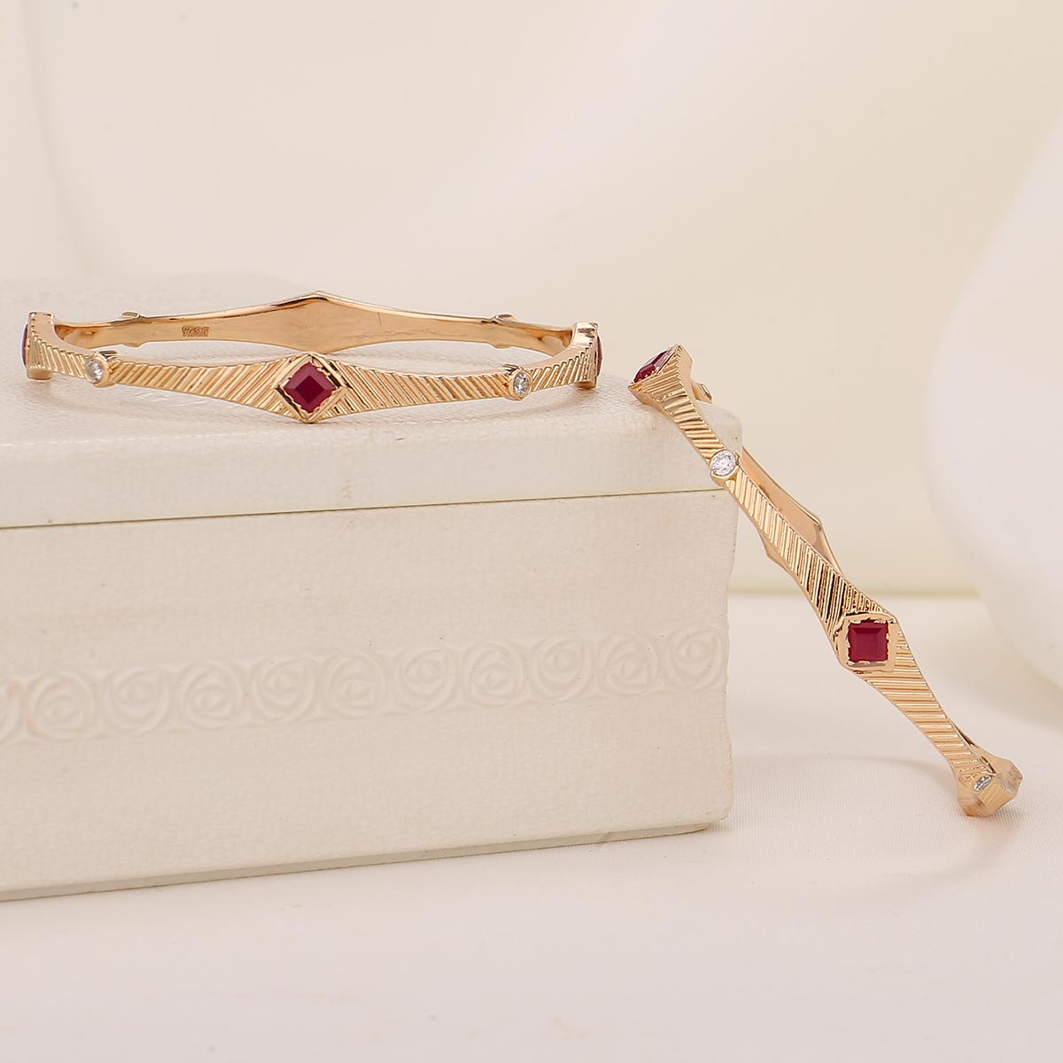 Samridhika Diamond Design Pair Bangle