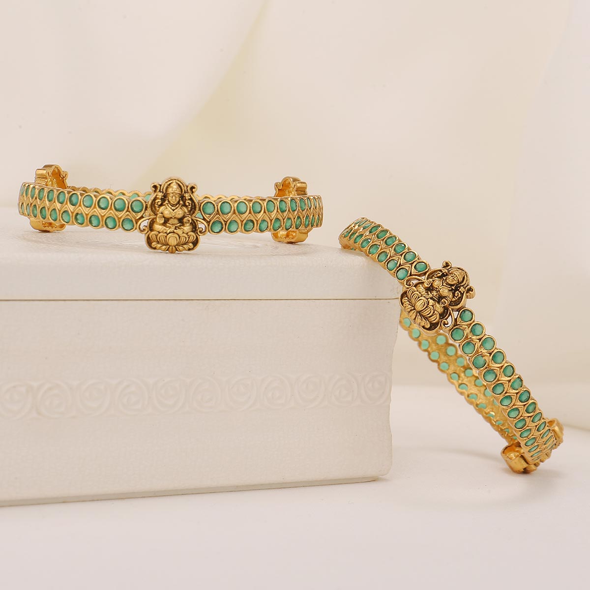 Mesmerizing Nagas Pair Bangle