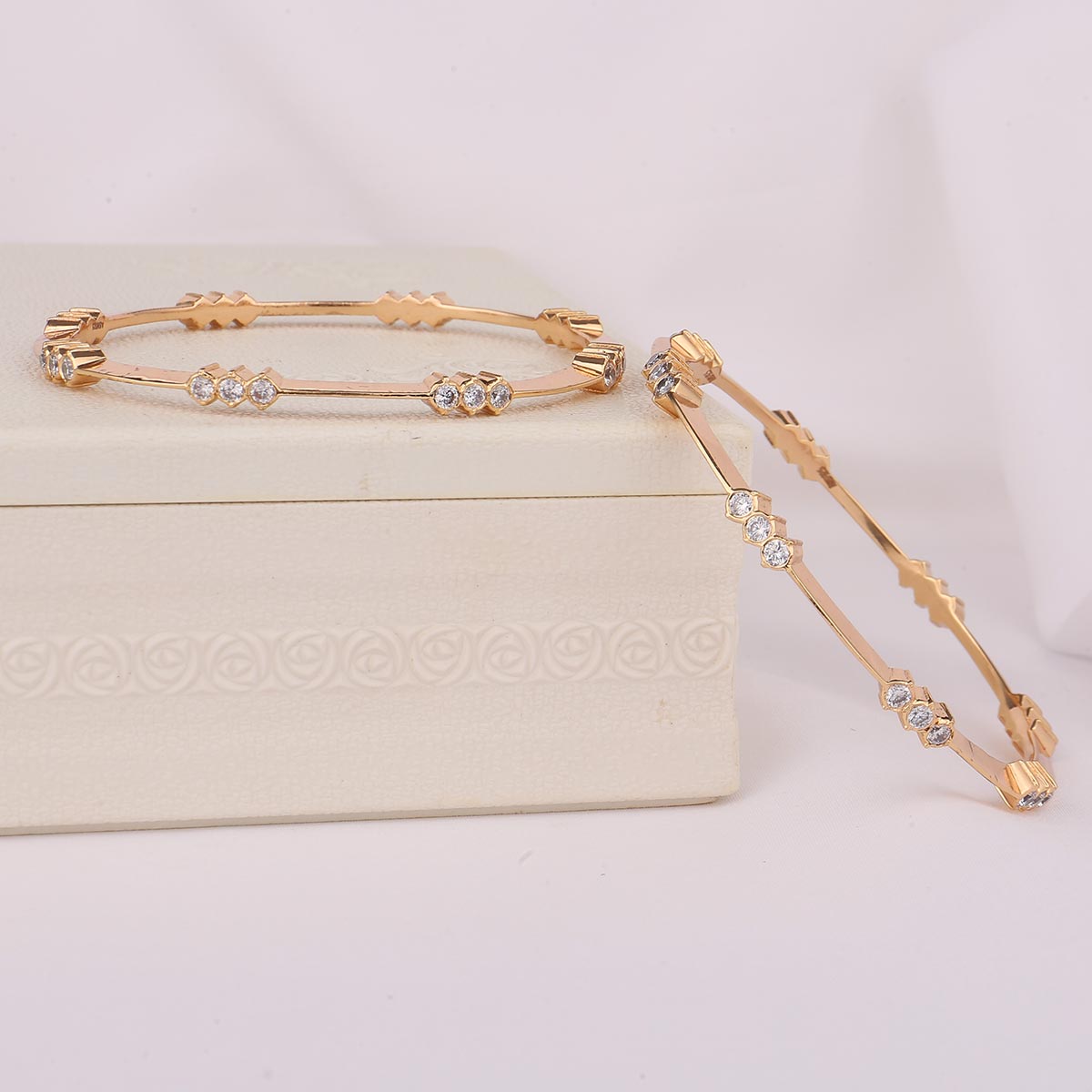 Magizhini Diamond Design Pair Bangle