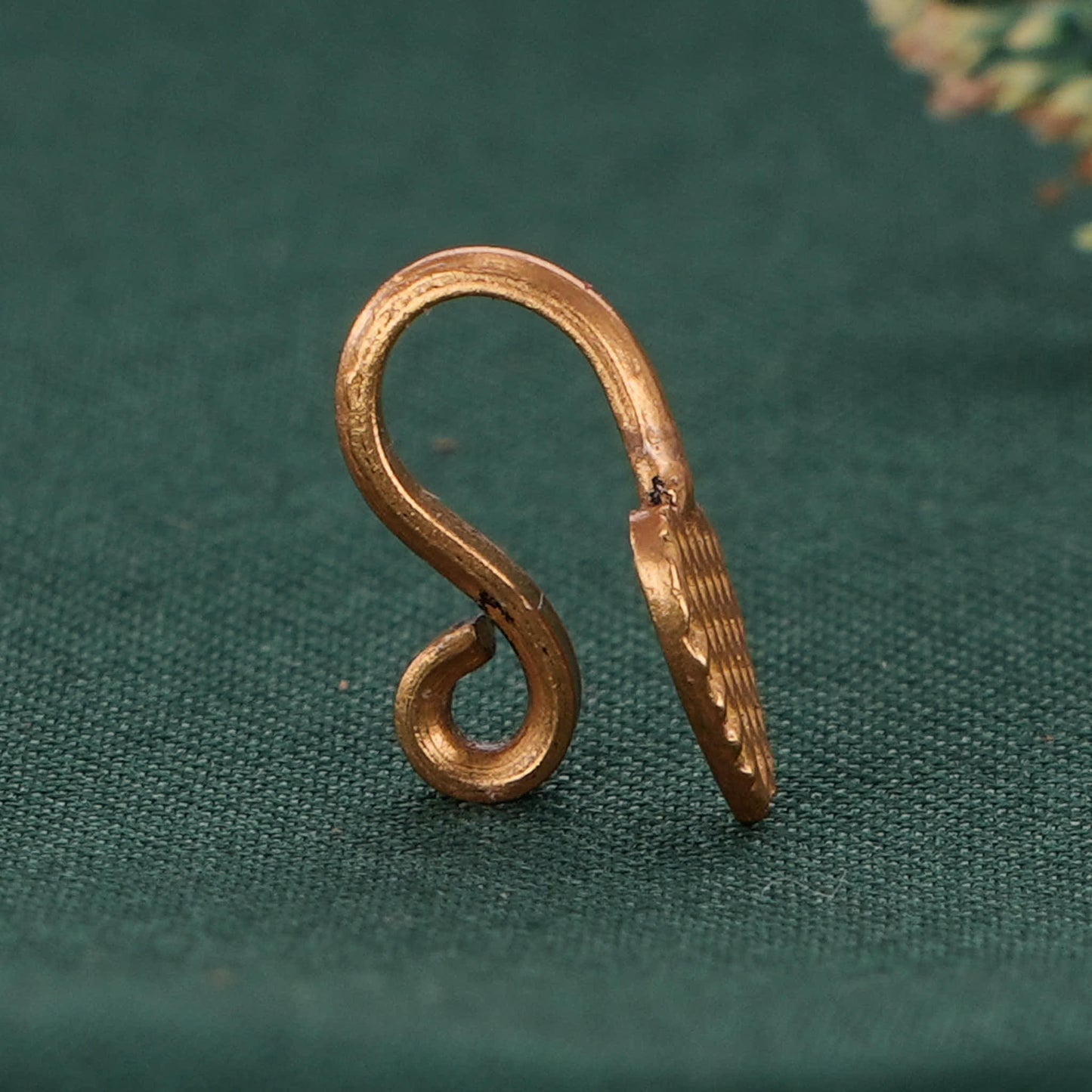 Nishi Nose Pin