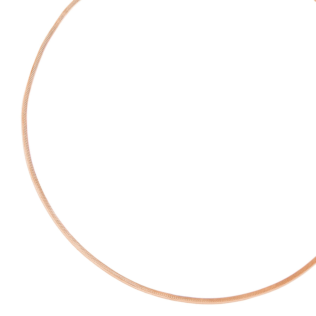 Close-up of a golden 925 Sterling Silver snake chain anklet for women. Minimalist fine jewellery – Zavya