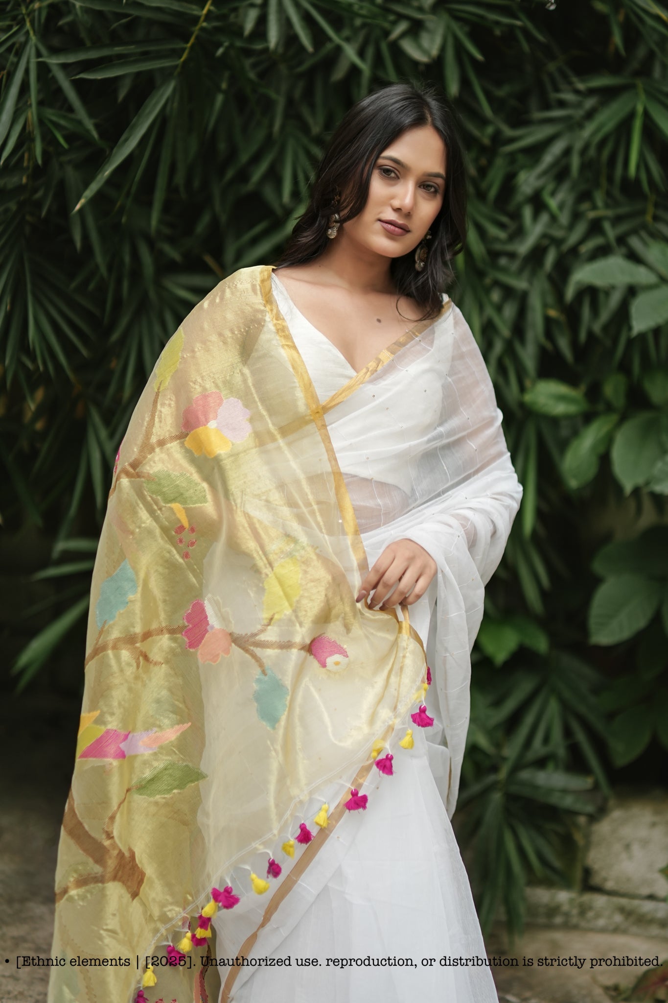 Handwoven Muslin Jamdani Saree Pakhee