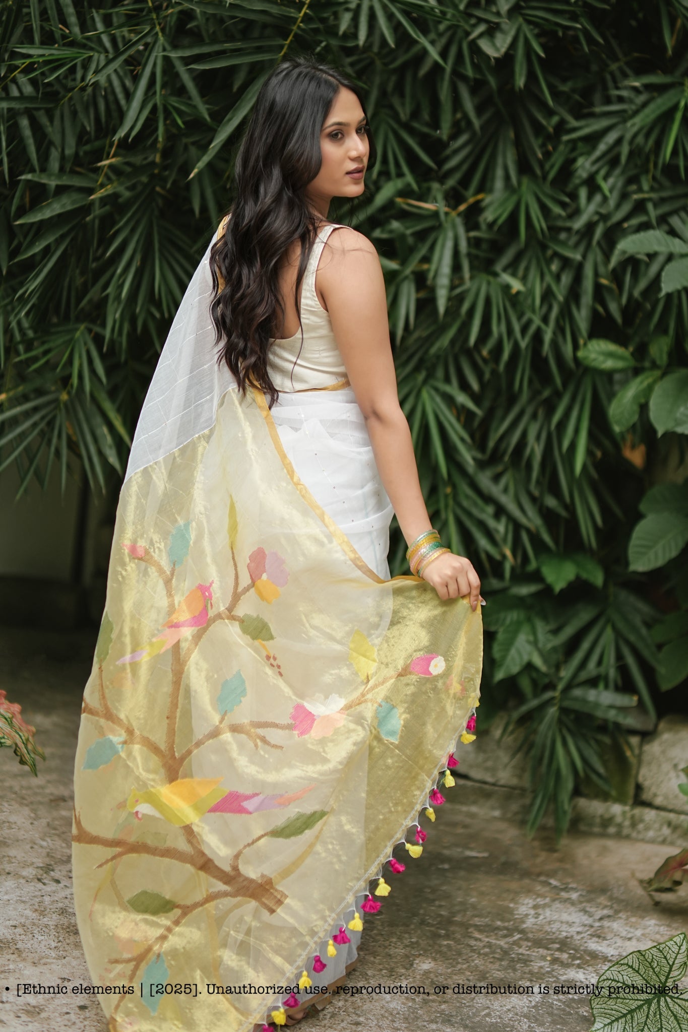 Handwoven Muslin Jamdani Saree Pakhee