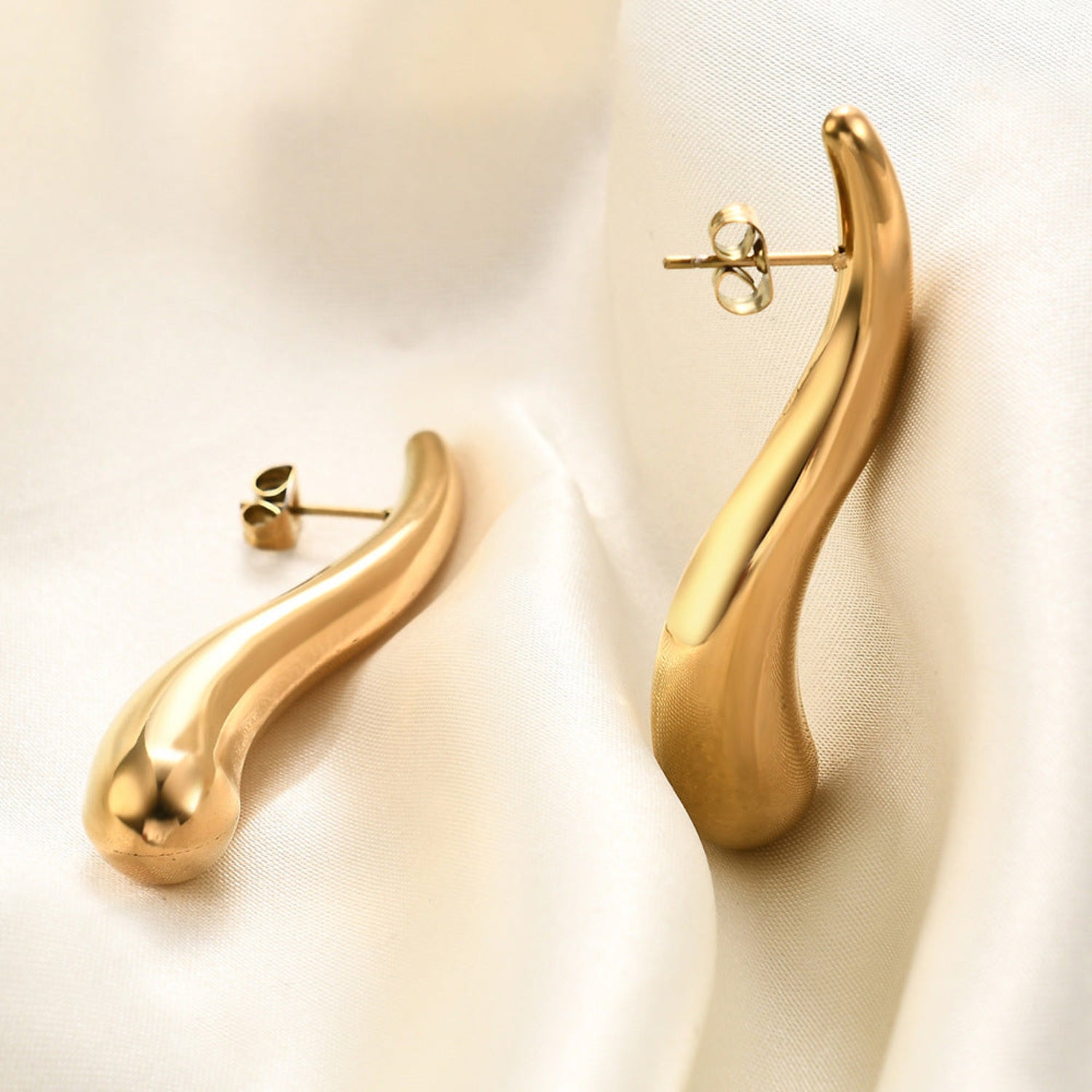 Fluid Curve Gold Pin Earrings JLT12988
