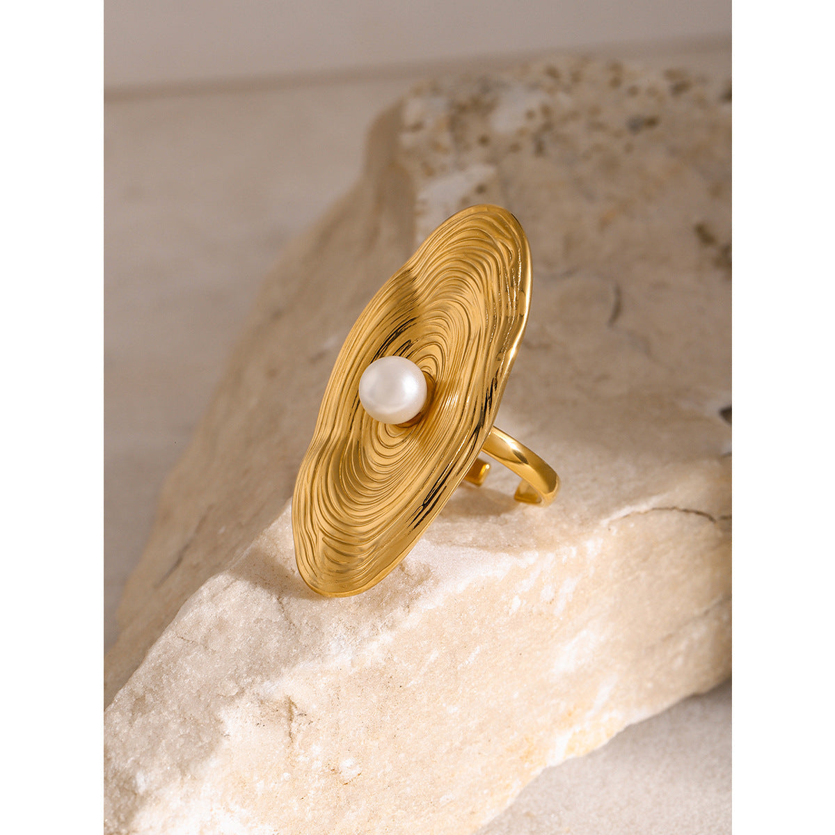Artificial Textured Gold Oval Disk with Pearl JLTR0341