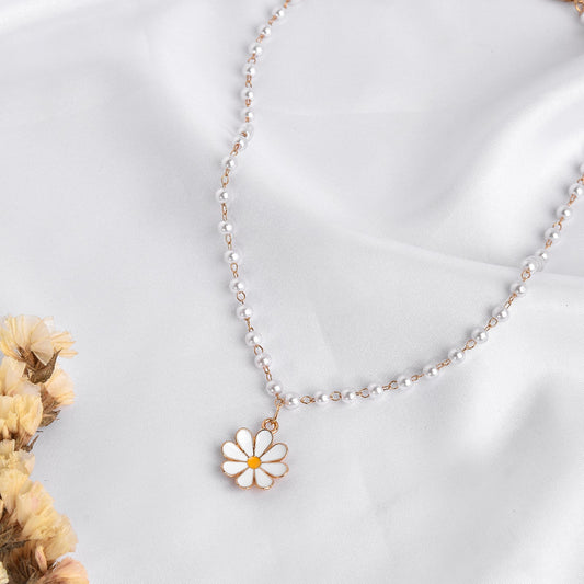 Vega Daisy Pearl Necklace