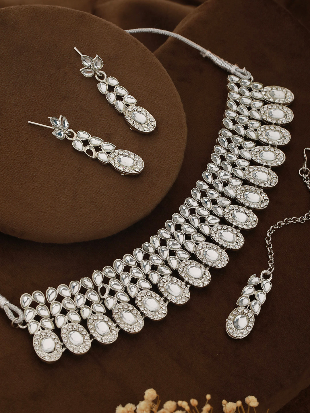 Studded Oval Leaves Silver-Plated Choker Jewellery Set with Maangtikka