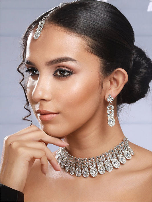 Studded Oval Leaves Silver-Plated Choker Jewellery Set with Maangtikka