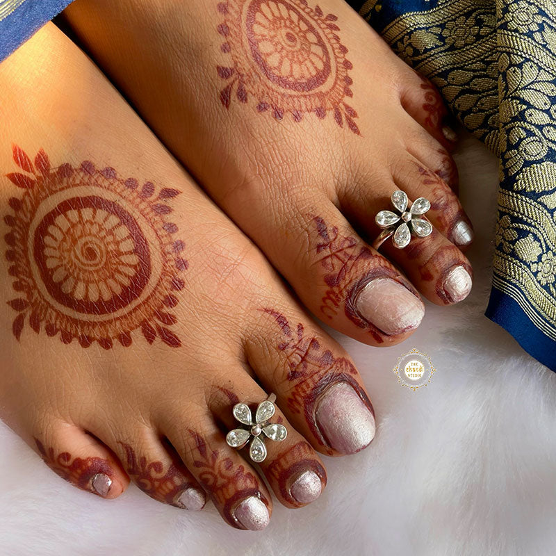 Buy 925 Pure Silver Dainty Flower Toe Ring Online