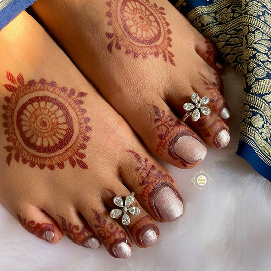 Buy 925 Pure Silver Dainty Flower Toe Ring Online