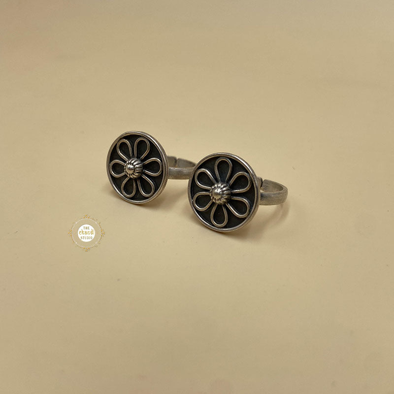 Minimal Floral Toe Ring