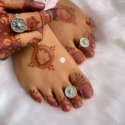 Minimal Floral Toe Ring