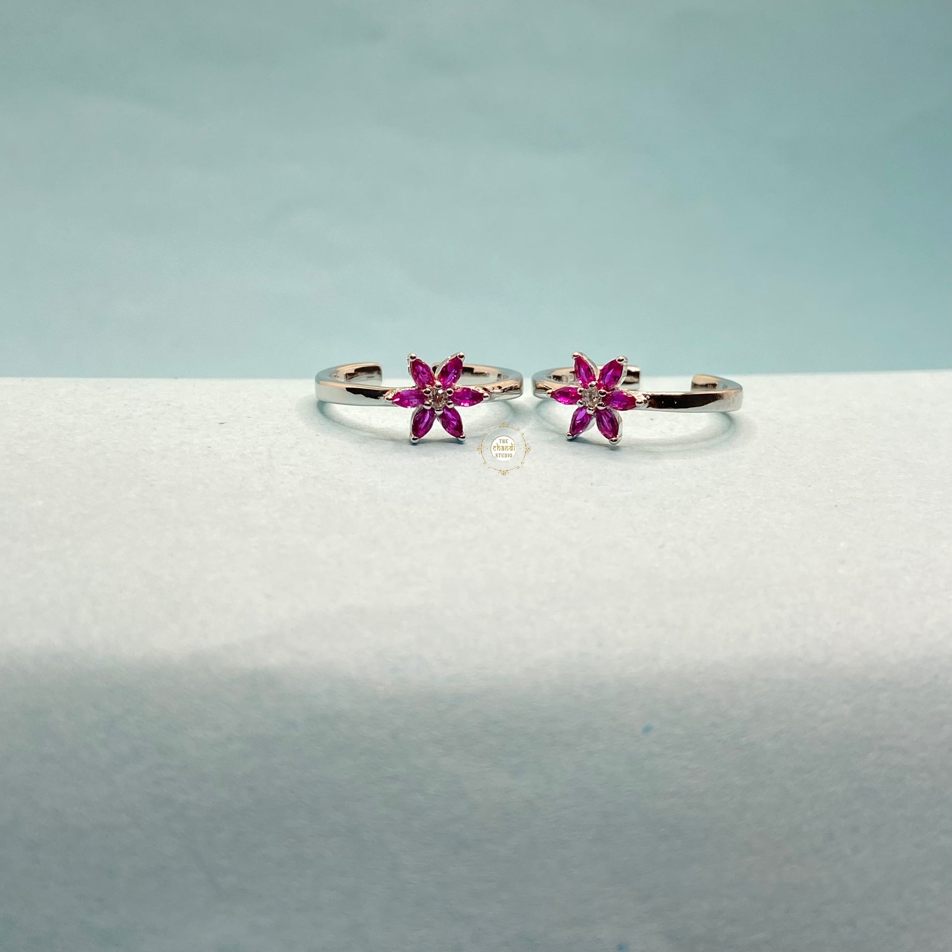 Sparkling Silver Flower Toe Ring