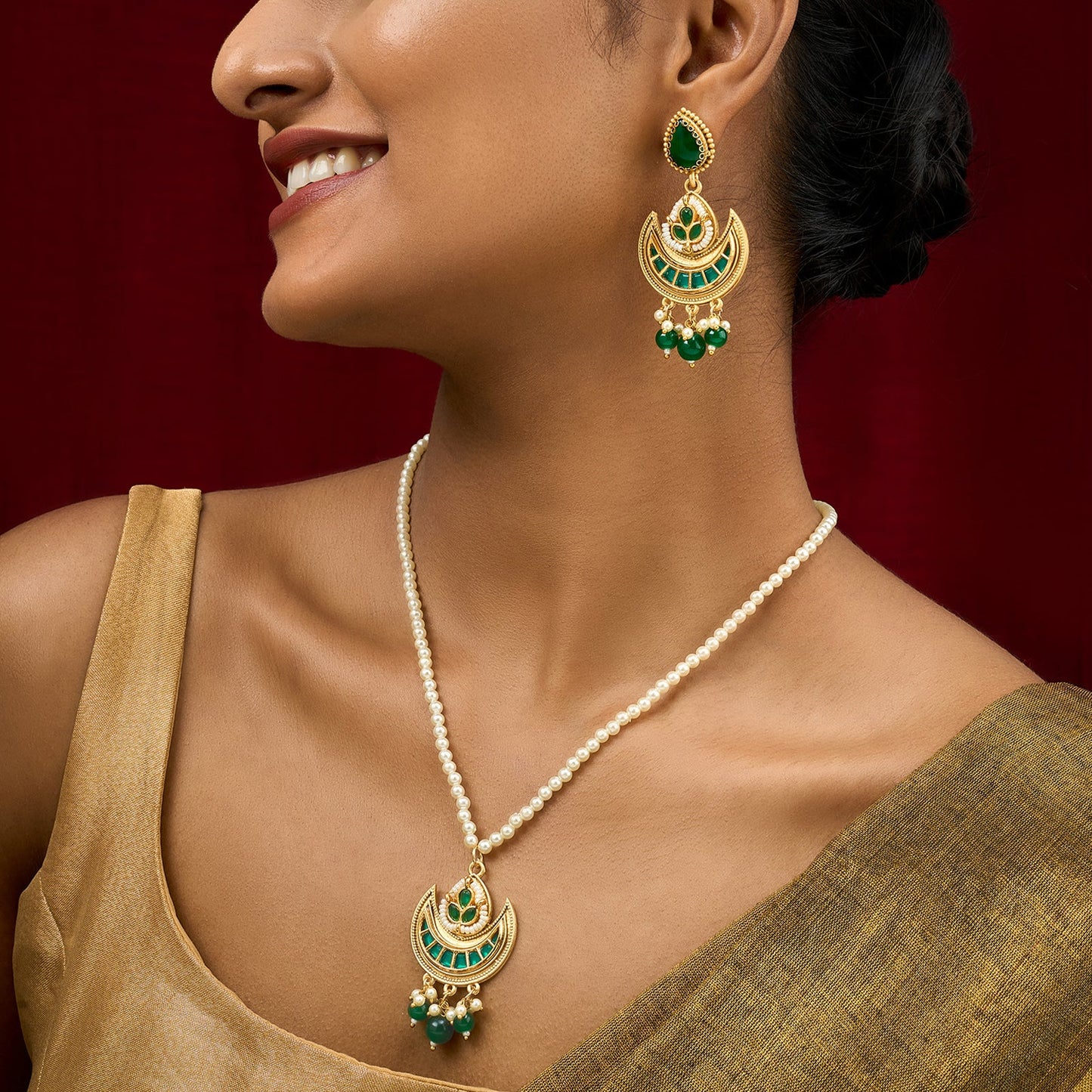 Teejh Dwana Gold Green Stones Necklace Set