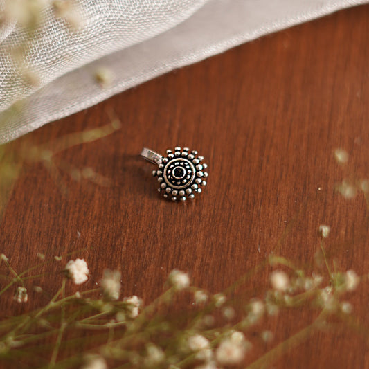 Teejh Lalita Black Stone Floral Nosepin