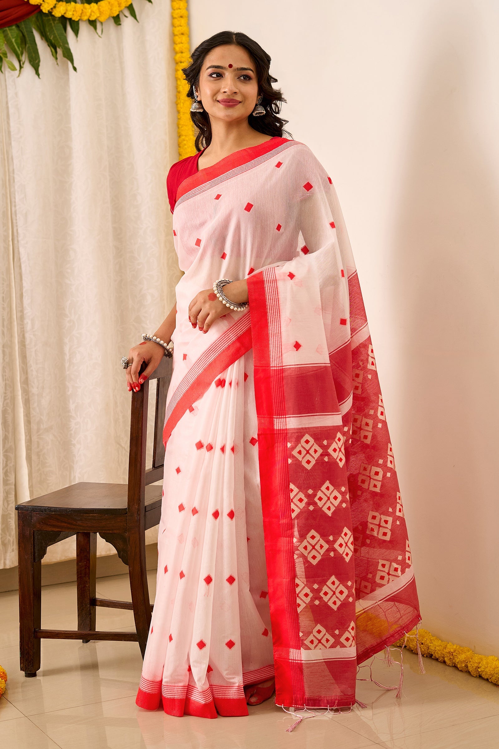 Teejh Shirodiya White & Red Cotton Saree