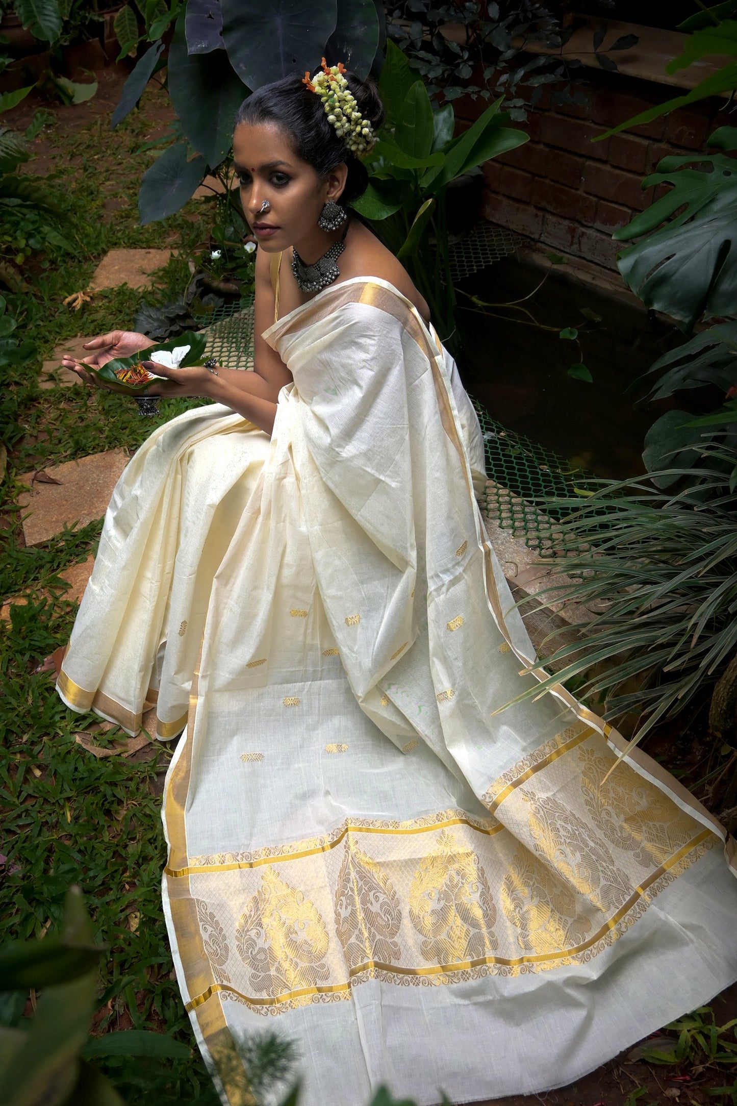 Teejh Arandhini White and Gold Kerala Cotton Kasavu Saree