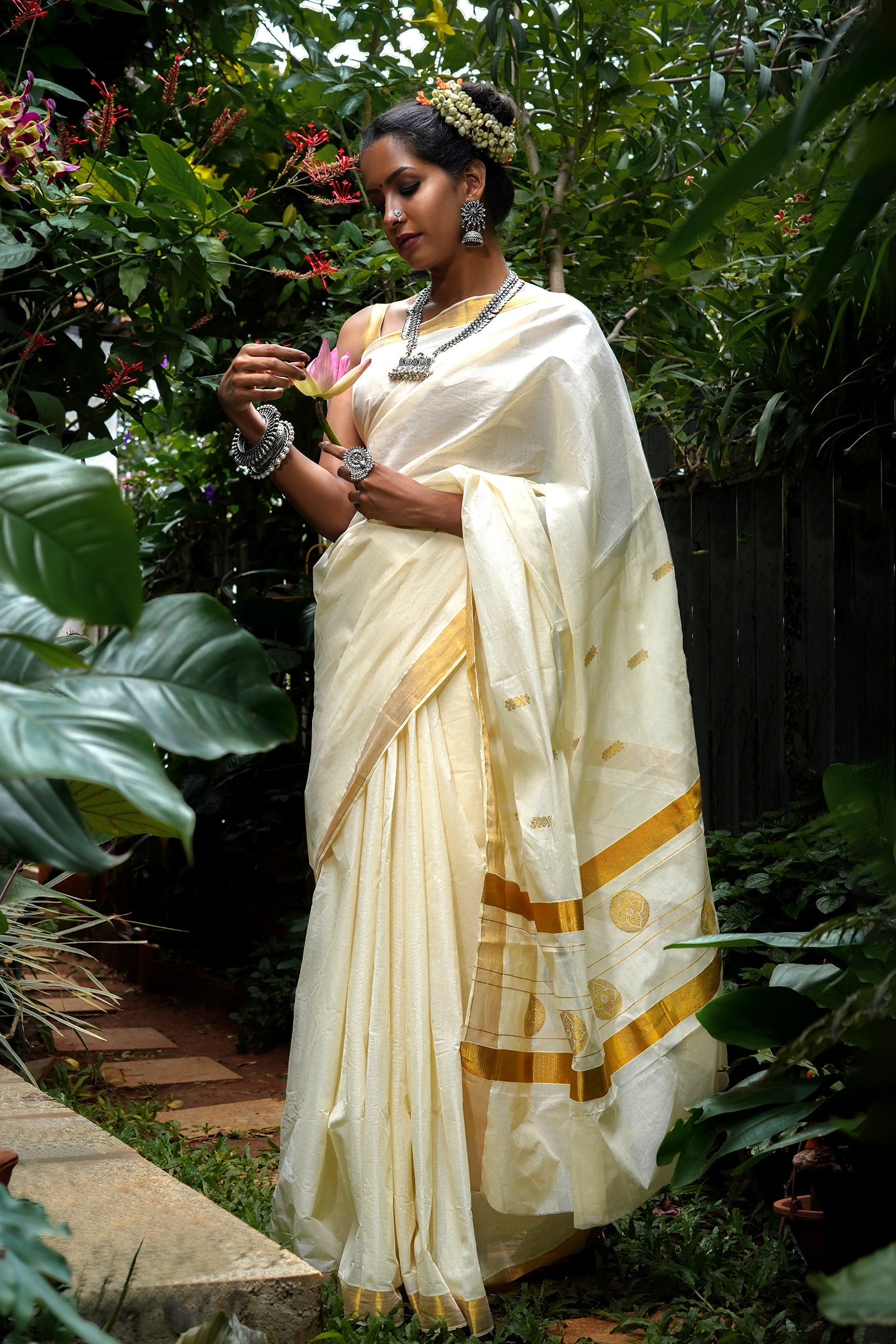 Teejh Preetika White and Gold Kerala Cotton Kasavu Saree