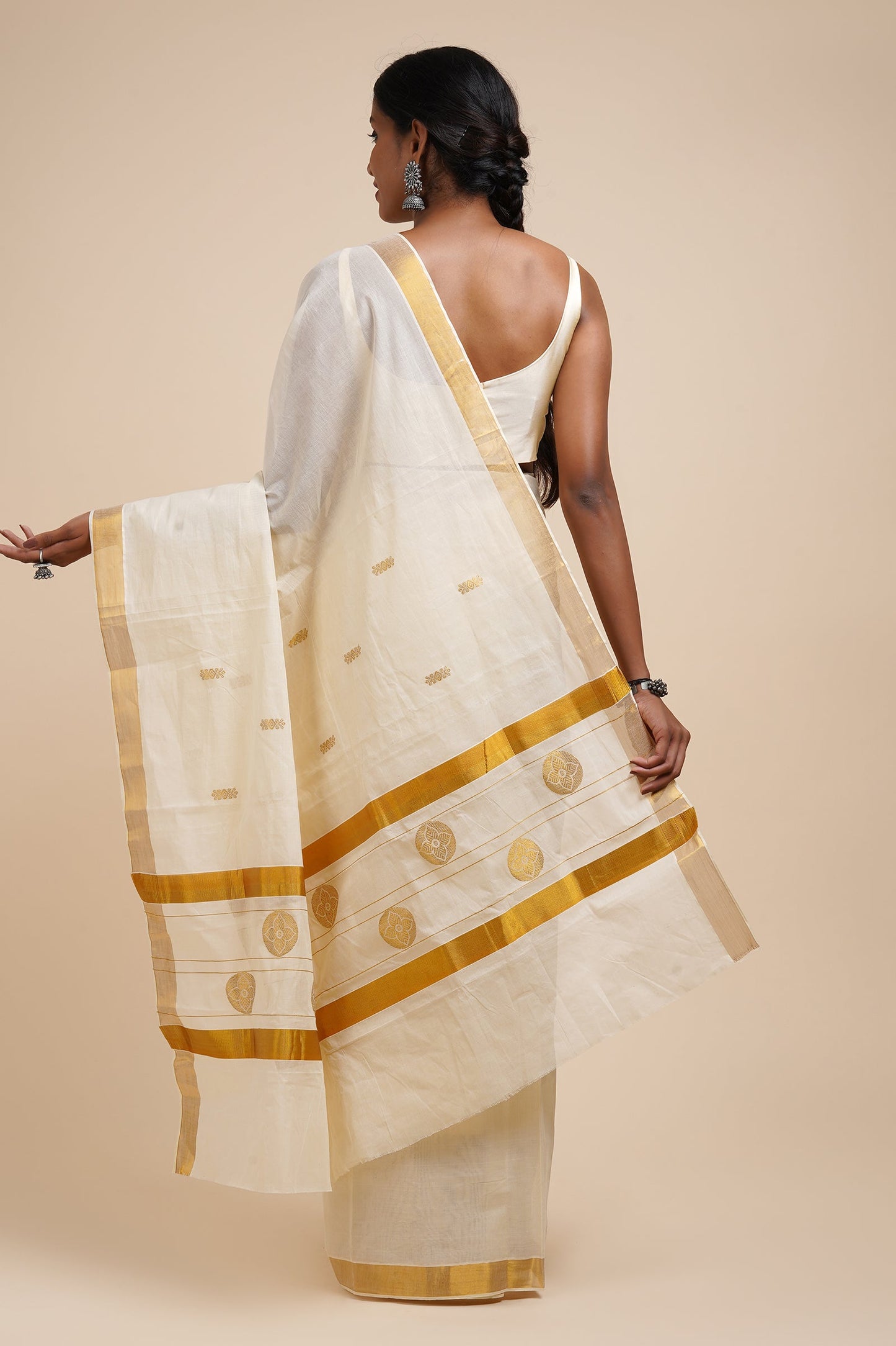Teejh Preetika White and Gold Kerala Cotton Kasavu Saree