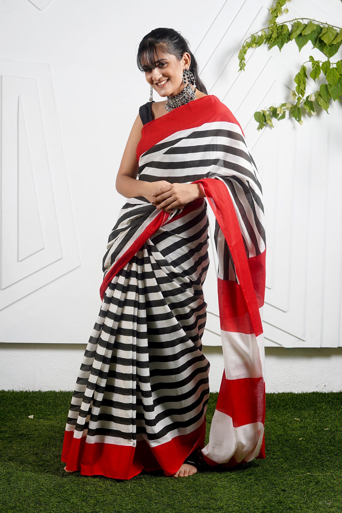 Teejh Innayat Black & Red Stripes Print Mulmul Cotton Saree
