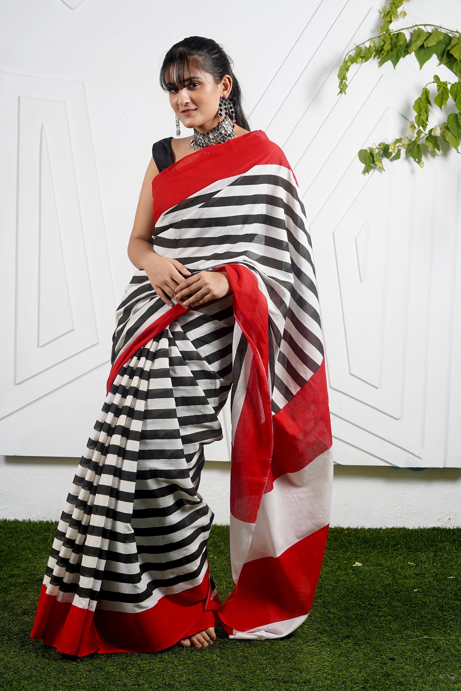 Teejh Innayat Black & Red Stripes Print Mulmul Cotton Saree