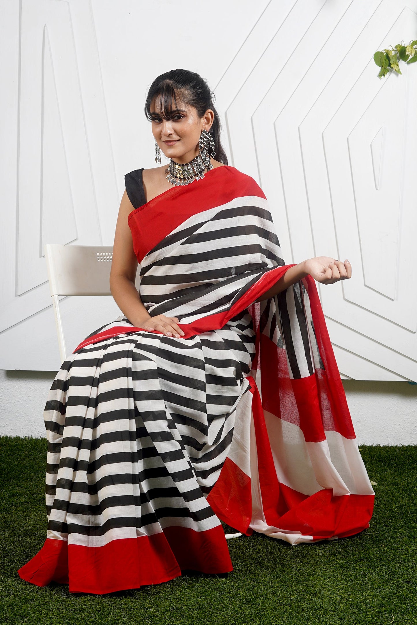 Teejh Innayat Black & Red Stripes Print Mulmul Cotton Saree