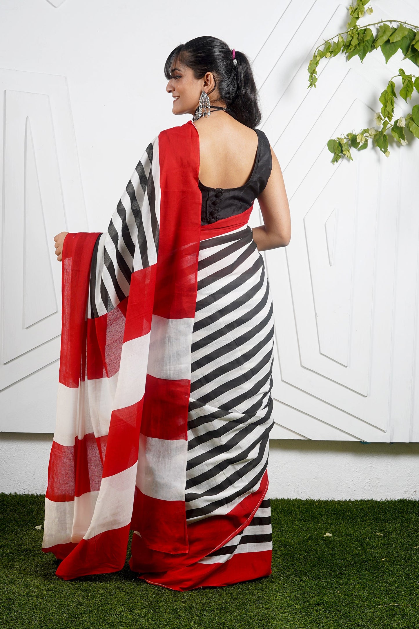 Teejh Innayat Black & Red Stripes Print Mulmul Cotton Saree