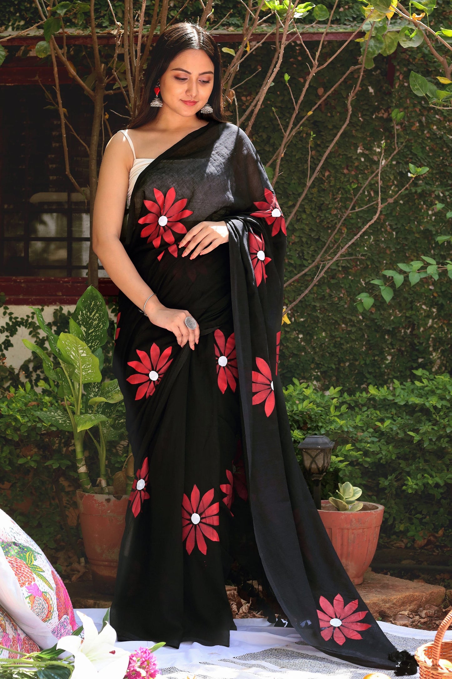 Teejh Kusuma Black and Red Mul Cotton Printed Saree