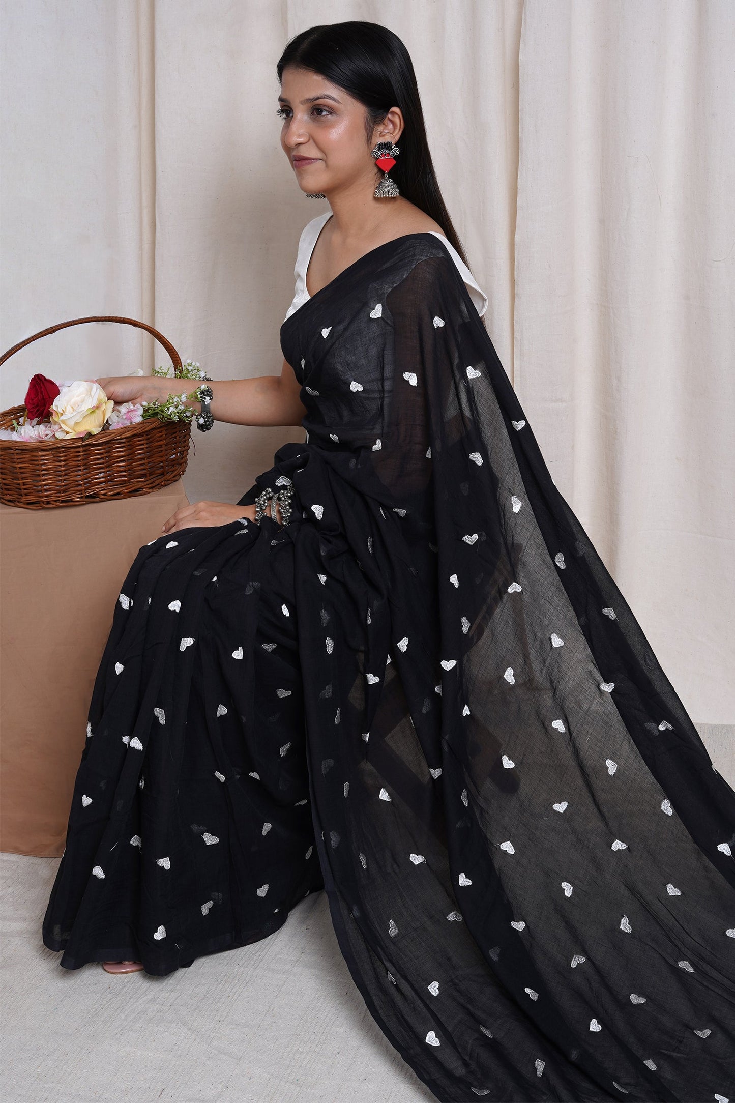 Teejh Chahna Black and White Mul Cotton Heart Embroidery Saree