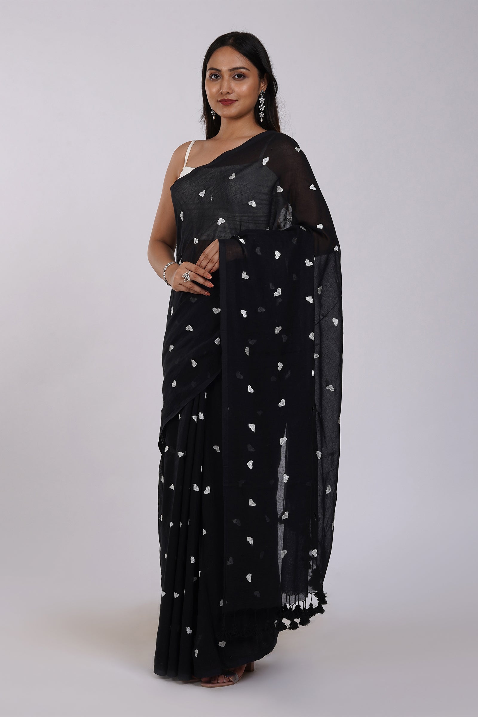 Teejh Chahna Black and White Mul Cotton Heart Embroidery Saree